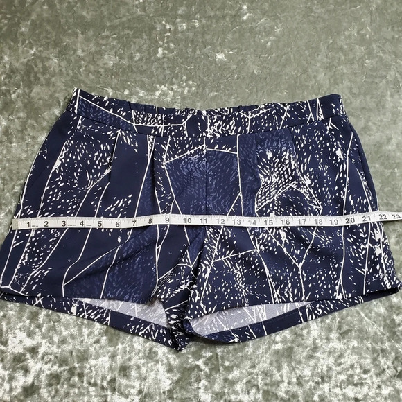 Mossimo Flowy Abstract Pattern Shorts - Picture 3 of 8